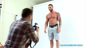 Bodybuilder Male Porn Star - Gay bodybuilder likes jerking his big hard cock watch online