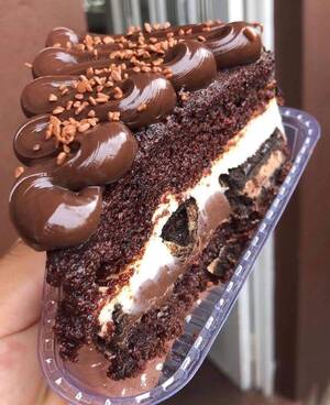 Chocolate Food Porn - Rich Oreo glazed chocolate cake : r/FoodPorn
