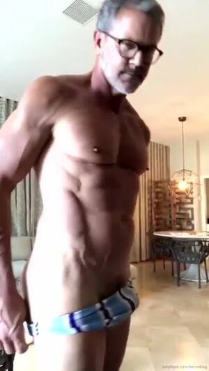 Muscle Dilf Porn - Muscle DILF - ThisVid.com