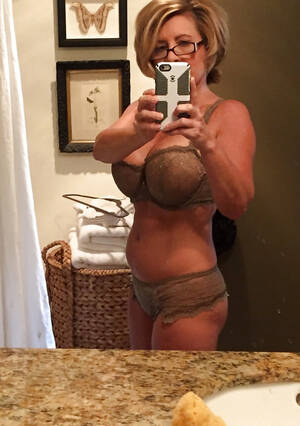 Mature Self Shot - Mature mirror selfshot - Most watched pics 100% free.