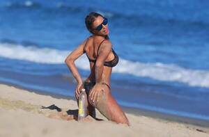 Charlie Riina Porn - IepuraÈ™â€ Playboy, show porno la plajÄƒ!