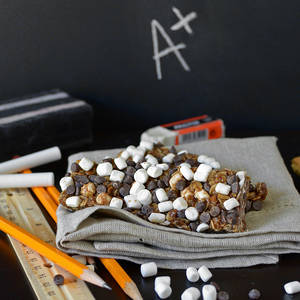 Homemade S&m Porn - Homemade S'mores Granola Bars - Send the kids off to school with these fun