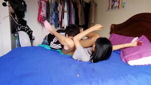 Novios - FOLLO A MI NOVIA EN LA CAMA DE SUS PADRES ( NOVIOS FOLLAN DURO) - XNXX.COM