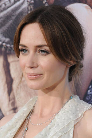 Emily Blunt Porn - Get Emily Blunt's Fairytale Beauty Look from 'The Huntsman' Premiere â€“ The  Hollywood Reporter