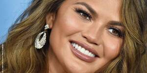 Chrissy Teigen Lesbian Porn - Chrissy Teigen Sorry for Online Bullying, Including of Nonbinary Model