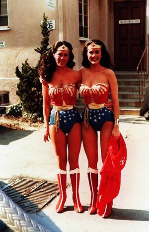 Lynda Carter Wonder Woman Porn - Lynda Carter with her stunt double, Jeannie Epper on the set of Wonder Woman  back in 1977. : r/OldSchoolCool