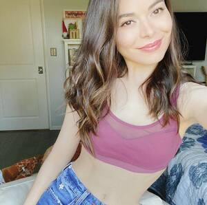 Miranda Cosgrove Naked Porn - Miranda Cosgrove : r/CelebrityBelly