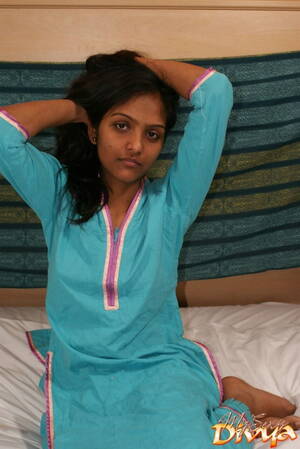 Divya Indian Porn Stars - Hot Indian slut Divya removes her shirt to show her big dark nipples at Porn  Pictures