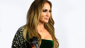 Jenny Lopez Porn - Jennifer Lopez's Gilded Manicure Is a Sickeningly Sweet Bennifer Tribute â€”  See Photos | Allure