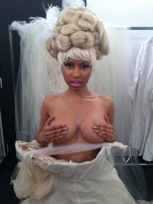 Nicki Minaj Boobies Porn - Nicki Minaj retweets topless picture