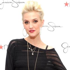 Ashlee Simpson Hotxxx - Watch Ashlee Simpson's Sexy New Music Video!