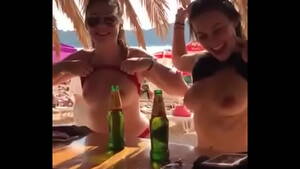 boob flash clip - Girls flash boobs - XVIDEOS.COM