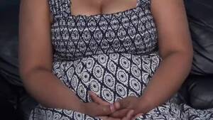 Levanta A Saia - O cara levanta a saia e a masturba. - BoaFoda.com