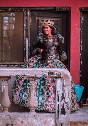 Jennifer Aniston Sybian Porn - FASHION EDITORIAL With Queen Mother Naa Fynnba Korkoi Atiapa 1 From Ghana.  â€“ Magazine Le Afrique Style Brazil