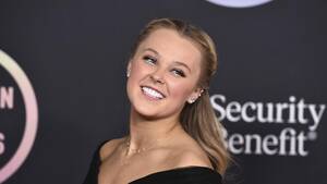 Jojo Siwa Porn Kissing - Nigel Lythgoe replaced by JoJo Siwa on 'So You Think You Can Dance' - Los  Angeles Times