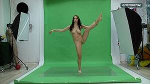greenscreen shemale - Big boobs Nicole on the green screen spreading - XVIDEOS.COM