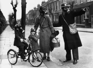 Esprit Famille 1940 Porn Movie - An English family wearing gas masks, ca 1940 via reddit