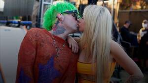 Avril Lavigne Lesbian Porn - Avril Lavigne and Mod Sun reportedly call off engagement