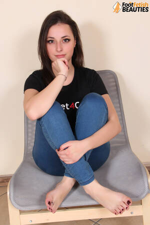 bare foot babes - Brunette solo girl Ilaria shows her bare feet while modeling non nude in  jeans - PornPics.com