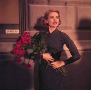 Grace Kelly Porn - graceandfamily: Grace Kelly Leaving New York in April 1956 â€” Grace Kelly  Leaving New York. En 1956, Ã  New-York, portrait en extÃ©rieur de Grace KELLY,  en robe, tenant un bouquet de roses.