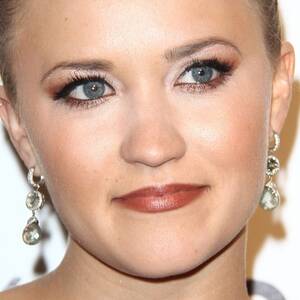 Emily Osment Porn Captions - Emily Osment's Makeup Photos & Products | Steal Her Style