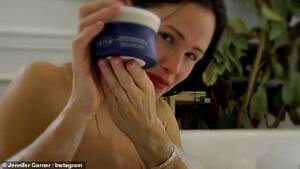 Jennifer Garner Hardcore Porn - A totally NUDE Jennifer Garner undergoes a dramatic hair transformation on  Instagram | Daily Mail Online