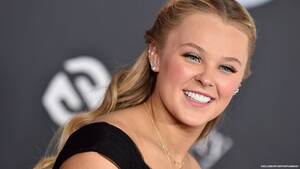 Jojo Siwa Porn Kissing - JoJo Siwa Shuts Down Candace Owens' Absurd, Homophobic Comments