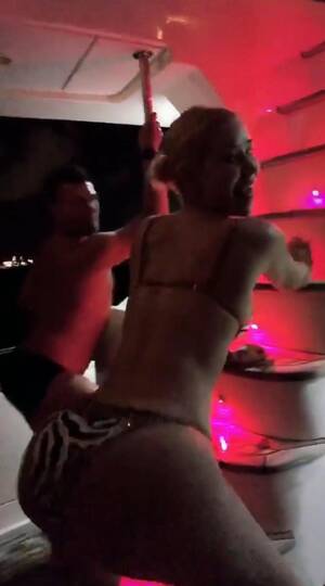 Iggy Azalea Big Butt Porn - Iggy Azalea twerks in a bikini on a boat as she 'lives her best life' in  sizzling new pics | The Irish Sun