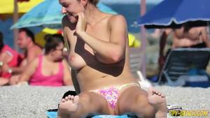 amateur voyeur beach bikini - Topless Amateurs Voyeur Beach - Candid Bikini Close Up - scene 4