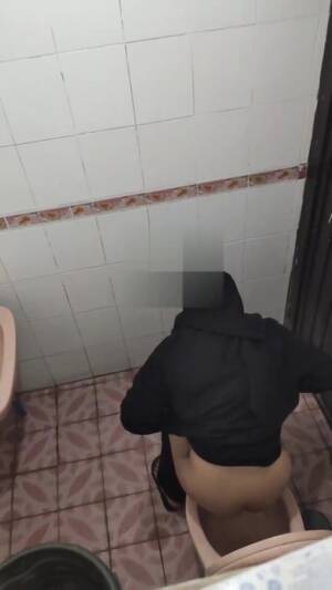 arab toilet cam - Desi Muslim pissing - ThisVid.com