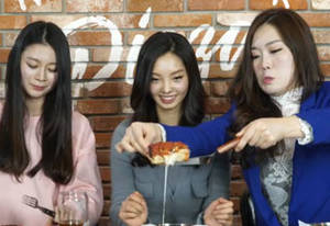 Korean Porn Funny - Cute Korean Girls Try Different U.S. Styles Of Pizza