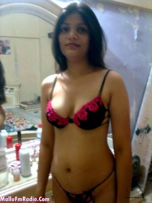 bikini homemade sex videos - Beautiful Pakistani Housewife In Bikini In Room Photos