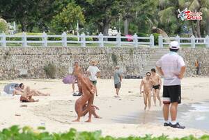 naked beach crowd - A Beach In Sanya For Those With â€œSkin Diseasesâ€ | Beijing Cream