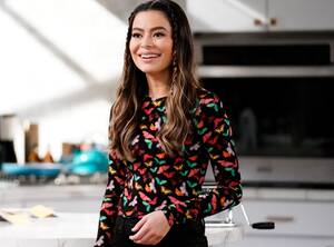 Icarly Extreme - Miranda Cosgrove Teases iCarly and a Potential Guest Star