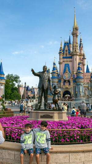 Disney World Porn - Disney cast member arrested for child porn, report says | KEYE