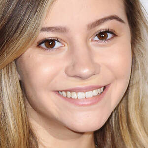 Genevieve Hannelius Porn - G Hannelius Makeup: Nude Eyeshadow & Pale Pink Lipstick | Steal Her Style