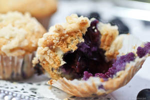Blueberry Porn - Moist Fresh Blueberry Muffins with Streusel Topping