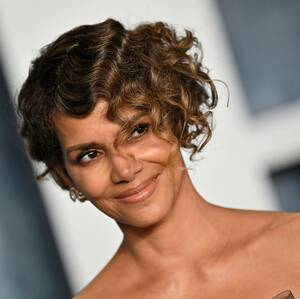 Halle Berry Fucking - Halle Berry Poses Nude While Drinking Wine on Her Balcony In New Pic