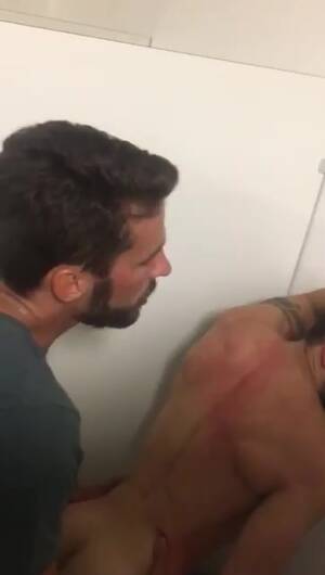 Club Bathroom Porn - Bareback sex of two white guys in a night club bathroom - ThisVid.com ä¸­æ–‡