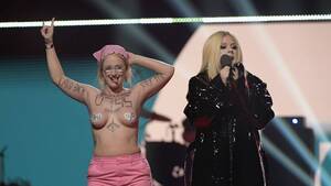 avril lavigne upskirt - Avril Lavigne sacÃ³ a una invasora en topless del escenario durante su  presentaciÃ³n en los JUNO Awards