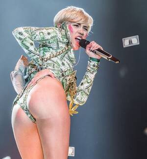 Miley Cyrus Cei Porn - De la Hannah Montana la vedeta aproape porno: 25 de poze scandaloase cu Miley  Cyrus - Divertisment > Vedete - Eva.ro