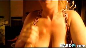 housewife gives handjob - Busty wife gives handjob - XVIDEOS.COM