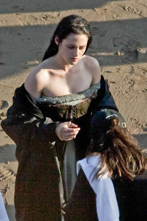 Kristen Stewart Pussy Porn - Clatto Verata Â» Life's a Beach for Kristen Stewart On-the-Set of 'Snow  White and the Huntsman' - The Blog of the Dead