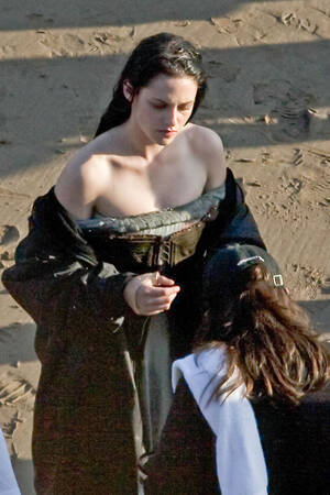 Kristen Stewart Slave Porn - Kristen Stewart Snow White BTS