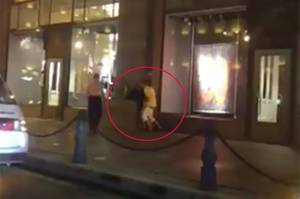 Casal Sexo Oral - Casal foi flagrado fazendo sexo em frente a uma loja em SÃ£o Petersburgo.  (Foto