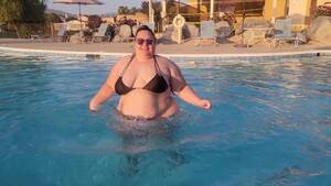 fat chick pool - Bbw Bouncing In The Pool In A String Bikini - xxx Videos Porno MÃ³viles &  PelÃ­culas - iPornTV.Net
