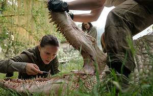 Natalie Portman Pool Porn - Natalie Portman tinkers with a mutant crocodile in 'Annihilation.