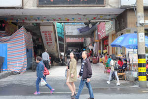 chengdu - This is our official welcome back to Chengdu greeter. Had he expected the  B-Kyu paparrazi he would have thrown on something more stylish, though we  like the ...