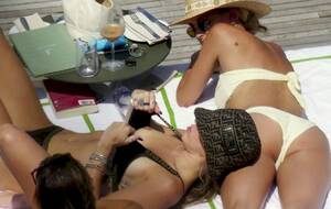 Miley Cyrus Porn Parody Cassidy - Miley Cyrus Caught Topless and Kissing Kaitlynn Carter! - The Nip Slip