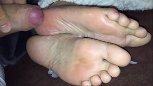 cum on her foot - Cum on her feet while she s.! Real feet at www.camsxposed.com - XVIDEOS.COM